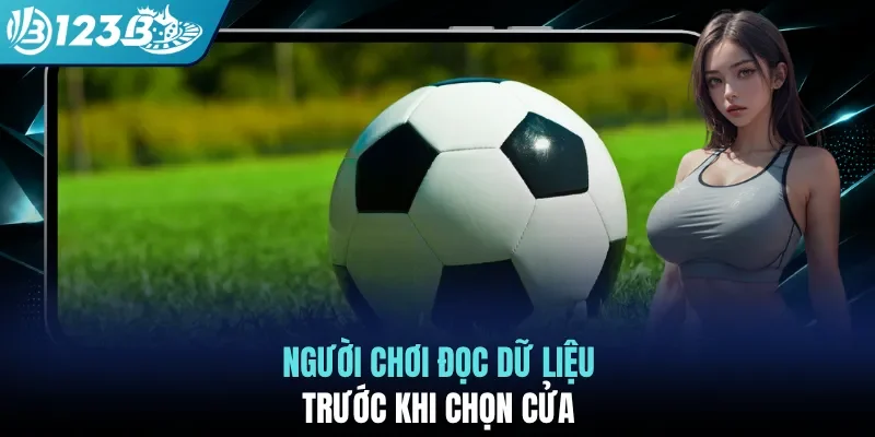 Người chơi đọc dữ liệu trước khi chọn cửa